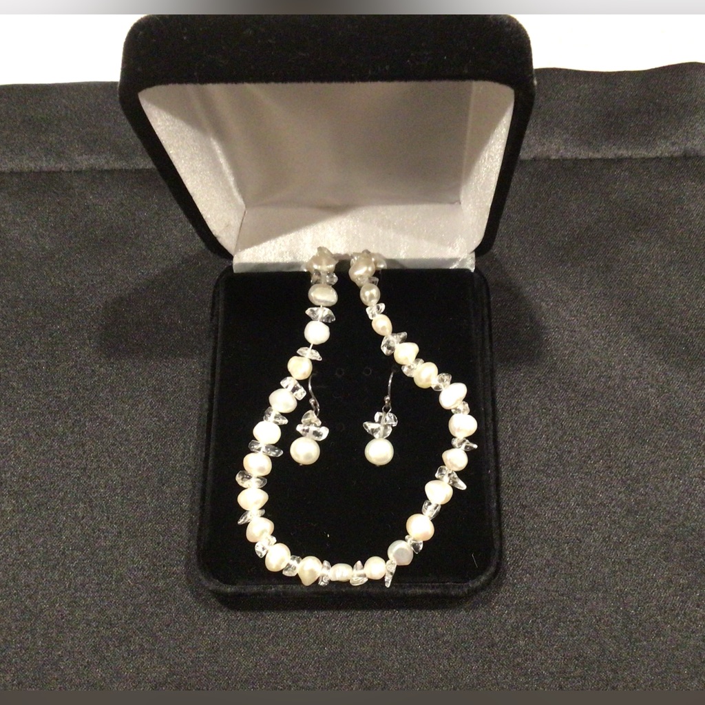 Coldwater Creek Genuine Freshwater Pearl And Crystal Necklace And Earring Set 40$